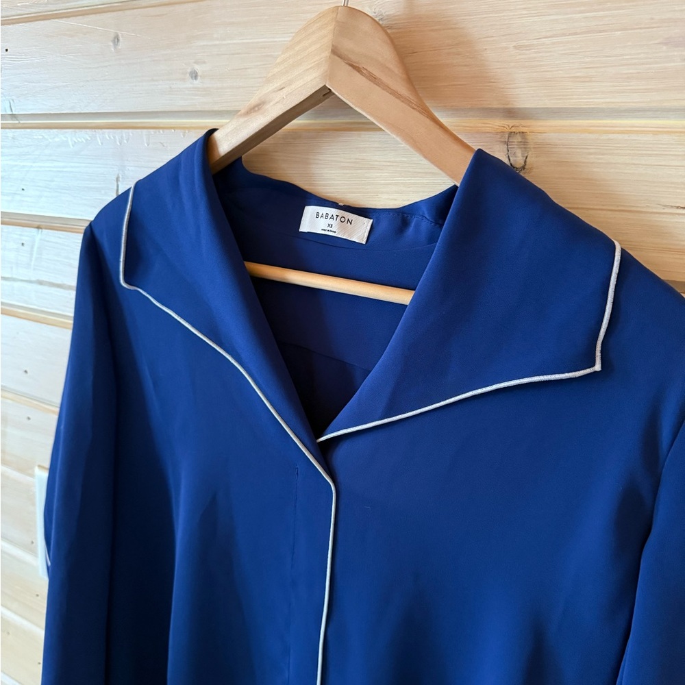 Aritzia Babaton Perri Blouse Blue White Piping Relaxed Fit Top Size XS